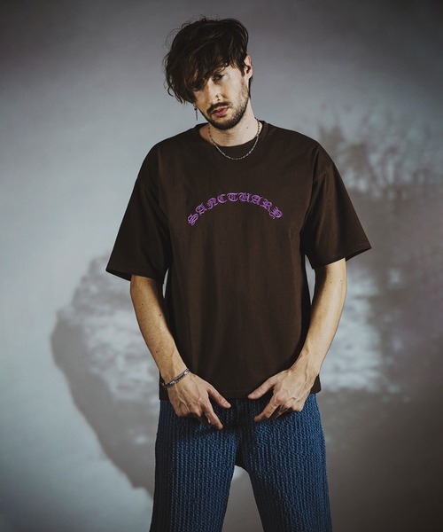 NO ID.(ノーアイディ)の「【NO ID.】Sanctuary Embroidery Big T-shirt / サンクチュアリ 刺繍 ビッグ Tシャツ(Tシャツ/カットソー・メンズ・ブラウン/ホワイト/ブラック・ONE SIZE)」の4枚目の写真