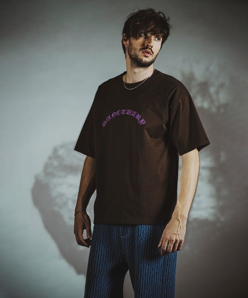 NO ID.(ノーアイディ)の「【NO ID.】Sanctuary Embroidery Big T-shirt / サンクチュアリ 刺繍 ビッグ Tシャツ(Tシャツ/カットソー・メンズ・ブラウン/ホワイト/ブラック・ONE SIZE)」の5枚目の写真