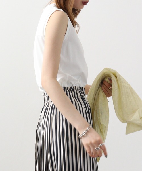 Anna Nicola(アンナニコラ)の「Anna Nicola バックテレコ切替えタンクトップ(タンクトップ・レディース・ベージュ/オフホワイト/グレー/グレー系/ブラック・38)」の17枚目の写真