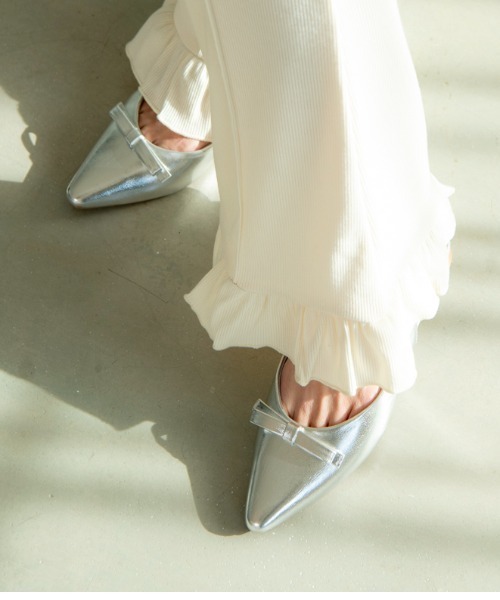 R&E（アールアンドイー）の「【REZOY】リボン×バックストラップポインテッドトゥフラットパンプス（パンプス・レディース・シルバー/アイボリー/ブラック/ピンク・22cm/22.5cm/23cm/23.5cm/24cm/24.5cm）」の4枚目の写真