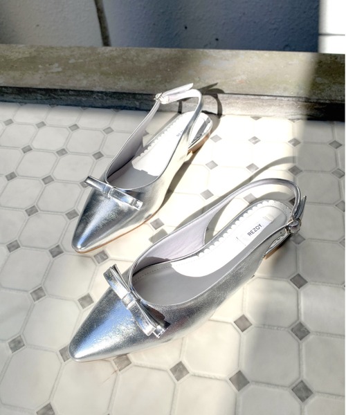 R&E（アールアンドイー）の「【REZOY】リボン×バックストラップポインテッドトゥフラットパンプス（パンプス・レディース・シルバー/アイボリー/ブラック/ピンク・22cm/22.5cm/23cm/23.5cm/24cm/24.5cm）」の7枚目の写真