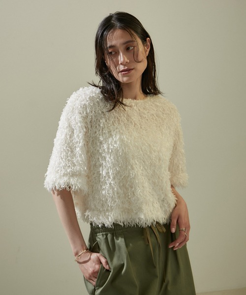 SALON adam et rope'（サロン アダム エ ロペ）の「フェザーハーフスリーブプルオーバー【洗える】（Tシャツ/カットソー・レディース・ブラック/ホワイト・FREE）」の2枚目の写真