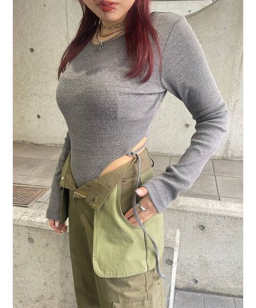 EVRIS（エヴリス）の「バックオープンストラップリブトップス（Tシャツ/カットソー・レディース・ブラック/グレー/ホワイト/モカ・FREE）」の4枚目の写真