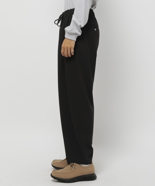 niko and...（ニコアンド）の「TRツータックバルーンパンツ（スラックス・メンズ・ブラック/ベージュ/チャコール・LARGE/MEDIUM）」の14枚目の写真