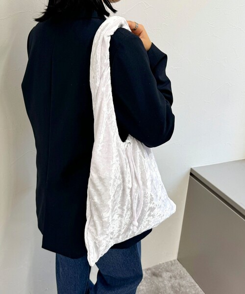 fredy emue(フレディエミュ)の「ベロアギャザーくり手ハンドルバッグ(ハンドバッグ・レディース・ライトブルー/ブラック/シルバー・FREE)」の5枚目の写真
