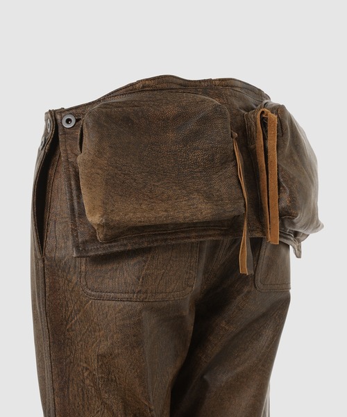 WhoWhat(フーワット)の「LETHER DETACHABLE POUCH PANTS(その他パンツ・メンズ・ブラウン・M)」の5枚目の写真