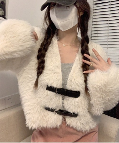 AsRiRe(アスリレイ)の「vネック ショート丈シャギーニットジャケット(ノーカラージャケット・レディース・ブルー/ダークグレー/パープル/ホワイト/ブラウン・M)」の7枚目の写真