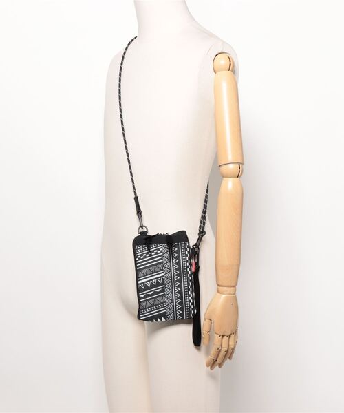 チチカカ(チチカカ)の「グラフィカルスマホショルダーポーチ(ショルダーバッグ・レディース・ベージュ/ピンク/ブラック・FREE)」の10枚目の写真