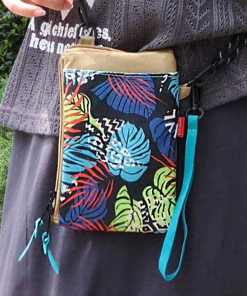 チチカカ(チチカカ)の「グラフィカルスマホショルダーポーチ(ショルダーバッグ・レディース・ベージュ/ピンク/ブラック・FREE)」の1枚目の写真