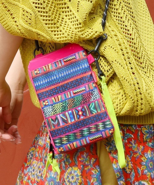 チチカカ(チチカカ)の「グラフィカルスマホショルダーポーチ(ショルダーバッグ・レディース・ベージュ/ピンク/ブラック・FREE)」の3枚目の写真