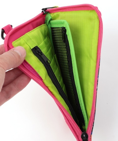 チチカカ(チチカカ)の「グラフィカルスマホショルダーポーチ(ショルダーバッグ・レディース・ベージュ/ピンク/ブラック・FREE)」の16枚目の写真