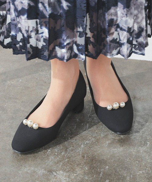 GLACIER lusso（グラシアルッソ）の「パール付パンプス（パンプス・レディース・グレイッシュベージュ/ブラック・23.0/23.5/24.0/24.5/22.5）」の2枚目の写真