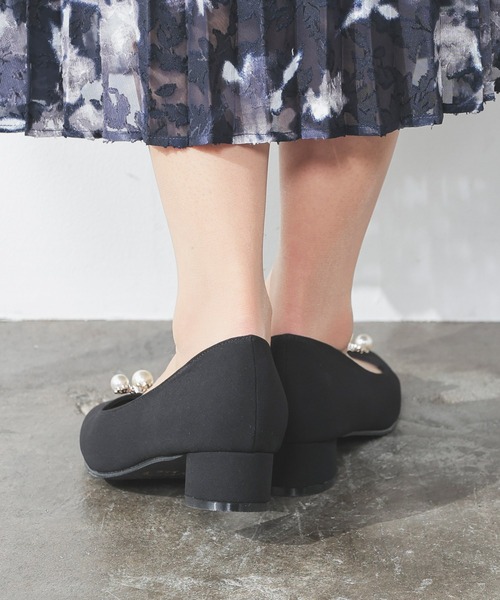 GLACIER lusso（グラシアルッソ）の「パール付パンプス（パンプス・レディース・グレイッシュベージュ/ブラック・23.0/23.5/24.0/24.5/22.5）」の5枚目の写真