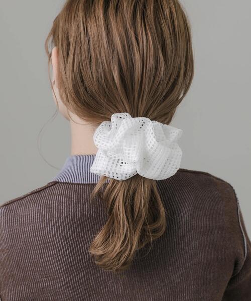 SMELLY（スメリー）の「メッシュボリュームシュシュ（ヘアゴム・レディース・ホワイト・-）」の3枚目の写真