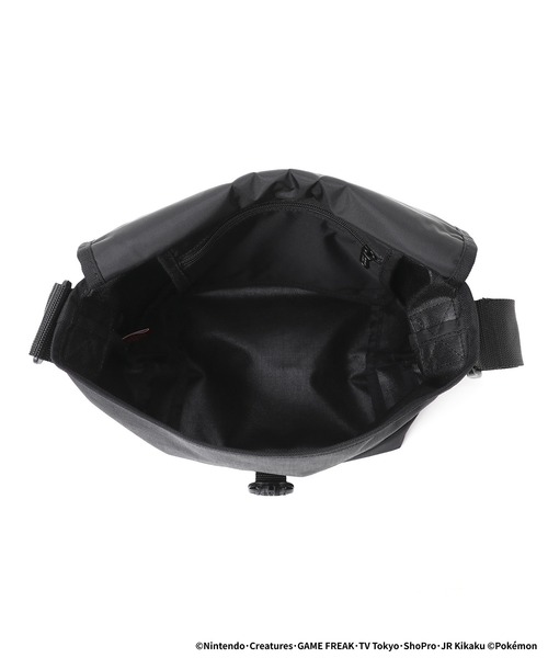 Manhattan Portage（マンハッタンポーテージ）の「Nylon Messenger Bag JR Flap Zipper Pocket Pokemon Paldea（メッセンジャーバッグ・メンズ・ブラック・SMALL）」の5枚目の写真