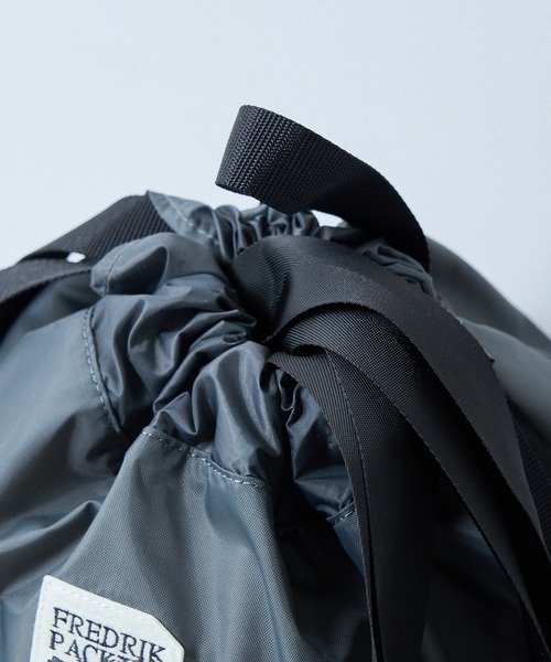 FREDRIK PACKERS（フレドリックパッカーズ）の「【FREDRIK PACKERS】≪別注≫210D KNAP SACK ナップサック ナップザック 2WAYトート（バックパック/リュック・レディース・ベージュ/グレー/ブラック・FREE）」の7枚目の写真