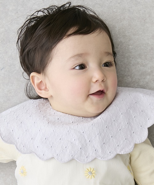 petit main（プティマイン）の「【防水】スカラップスタイ（スタイ/よだれかけ・キッズ・ブルーグレー/アイボリー/ライトピンク・F）」の2枚目の写真