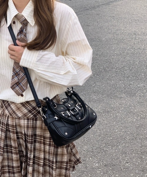 VIBGYOR（ヴィブジョー）の「【LAMPOON】2WAY痛バッグ（ショルダーバッグ・レディース・ブラック/シルバー・FREE）」の4枚目の写真