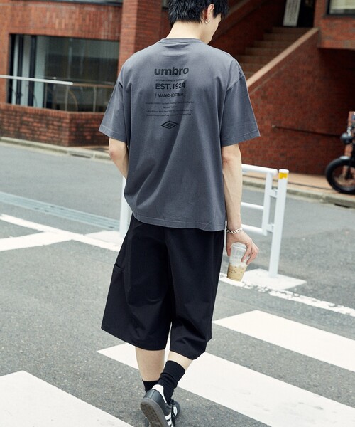 UMBRO(アンブロ)の「UMBRO/アンブロ 別注 UMBRO バックプリントクルーネックTシャツ(限定展開)(Tシャツ/カットソー・メンズ・ピンク/ホワイト/チャコールグレー/ブラック・MEDIUM/LARGE)」の22枚目の写真