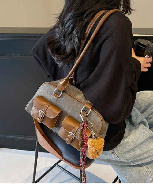 gossip！ロサンゼルス（ゴシップロサンゼルス）の「Y2K デニムパッチワークレトロ バックルデザインBAG / 500mlペットボトル収納可能（ボストンバッグ・レディース・ダークグレー/ライトグレー/インディゴブルー・FREE）」の7枚目の写真