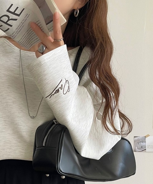classicalelf(クラシカルエルフ)の「滑らか&艶やか。ダンボールボートネック袖刺繍ロンT(長袖)(Tシャツ/カットソー・レディース・チャコール/オートミール/ブラック/グレイッシュベージュ/ブルー/オフホワイト・LARGE/MEDIUM/SMALL/X-LARGE)」の4枚目の写真