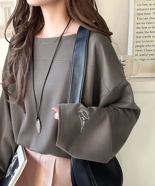 classicalelf(クラシカルエルフ)の「滑らか&艶やか。ダンボールボートネック袖刺繍ロンT(長袖)(Tシャツ/カットソー・レディース・チャコール/オートミール/ブラック/グレイッシュベージュ/ブルー/オフホワイト・LARGE/MEDIUM/SMALL/X-LARGE)」の3枚目の写真