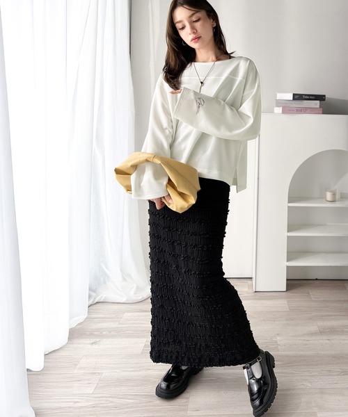 classicalelf(クラシカルエルフ)の「滑らか&艶やか。ダンボールボートネック袖刺繍ロンT(長袖)(Tシャツ/カットソー・レディース・チャコール/オートミール/ブラック/グレイッシュベージュ/ブルー/オフホワイト・LARGE/MEDIUM/SMALL/X-LARGE)」の16枚目の写真