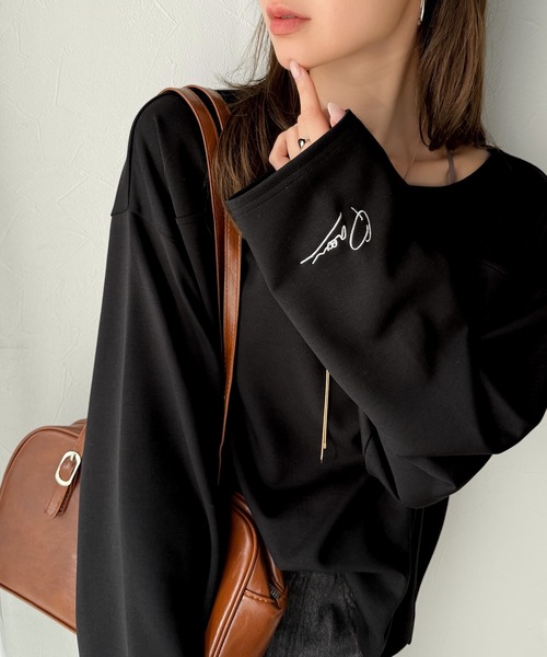 classicalelf(クラシカルエルフ)の「滑らか&艶やか。ダンボールボートネック袖刺繍ロンT(長袖)(Tシャツ/カットソー・レディース・チャコール/オートミール/ブラック/グレイッシュベージュ/ブルー/オフホワイト・LARGE/MEDIUM/SMALL/X-LARGE)」の18枚目の写真
