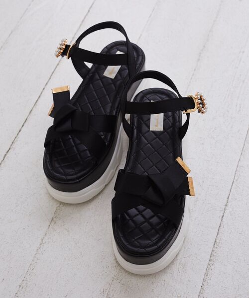 リボンとパール装飾の黒サンダル Maison de FLEUR メゾン ド フルール Maison de FLEUR パールリボンサンダル