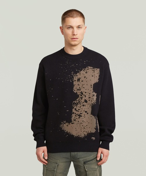 G-STAR（ジースター）の「Sprayed 89 Relaxed Ribbed Knit/スプレーグラフィックデザインリラックスリブコットンセーター（ニット/セーター・メンズ・ダークブラック/ダークオリーブ・X-SMALL/SMALL/MEDIUM/LARGE/X-LARGE）」の2枚目の写真