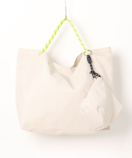 Q（キュー）の「ナイロンパッカブルトート（トートバッグ・レディース・スモークピンク/アイボリー/グレー・ONE SIZE）」の4枚目の写真