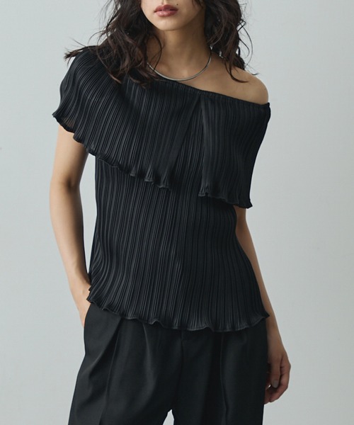Lunea（ルネア）の「3wayオフショルプリーツメロウトップス（シャツ/ブラウス・レディース・アイボリー/ブラック/ベージュ・FREE）」の3枚目の写真