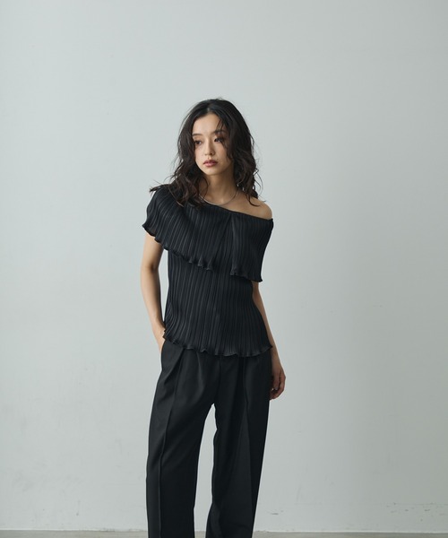 Lunea（ルネア）の「3wayオフショルプリーツメロウトップス（シャツ/ブラウス・レディース・アイボリー/ブラック/ベージュ・FREE）」の4枚目の写真