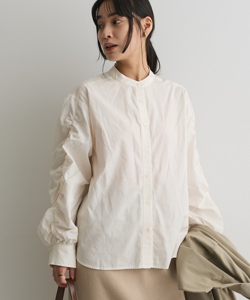 CRAFT STANDARD BOUTIQUE(クラフトスタンダードブティック)の「袖シャーリングバンドカラーシャツ◇(シャツ/ブラウス・レディース・オフホワイト/ベージュ系その他2/グレー系その他2/ブラウン系その他4/ブルー系その他4/チャコールグレー・FREE)」の2枚目の写真