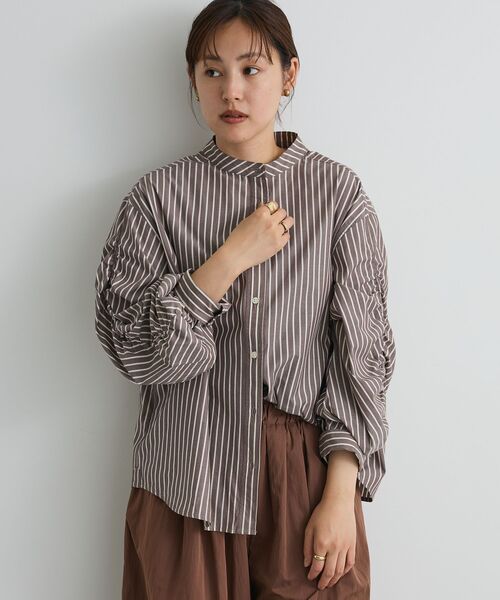 CRAFT STANDARD BOUTIQUE(クラフトスタンダードブティック)の「袖シャーリングバンドカラーシャツ◇(シャツ/ブラウス・レディース・オフホワイト/ベージュ系その他2/グレー系その他2/ブラウン系その他4/ブルー系その他4/チャコールグレー・FREE)」の1枚目の写真