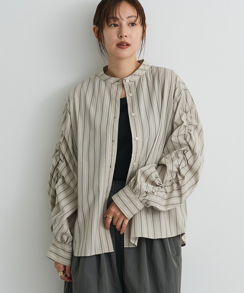 CRAFT STANDARD BOUTIQUE(クラフトスタンダードブティック)の「袖シャーリングバンドカラーシャツ◇(シャツ/ブラウス・レディース・オフホワイト/ベージュ系その他2/グレー系その他2/ブラウン系その他4/ブルー系その他4/チャコールグレー・FREE)」の5枚目の写真