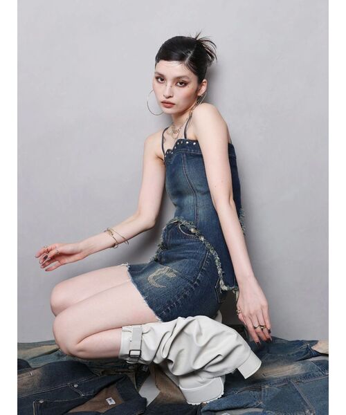 EVRIS（エヴリス）の「スタッズモチーフデニムキャミ【セットアップ着用可能】（キャミソール・レディース・ライトブルー/インディゴブルー・FREE）」の4枚目の写真