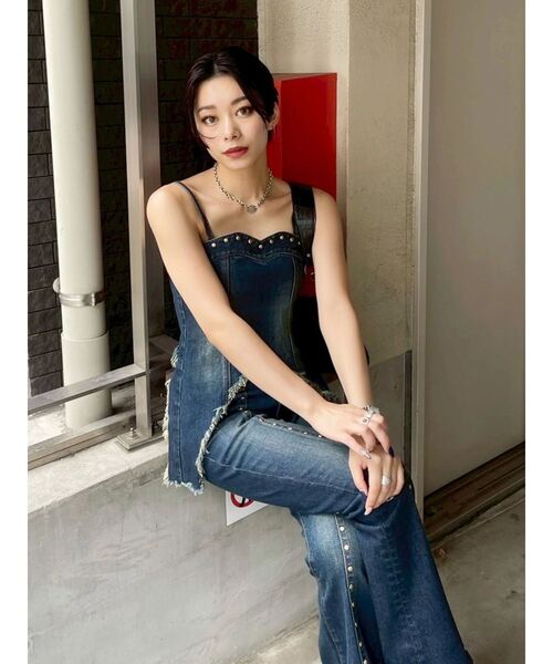 EVRIS（エヴリス）の「スタッズモチーフデニムキャミ【セットアップ着用可能】（キャミソール・レディース・ライトブルー/インディゴブルー・FREE）」の3枚目の写真