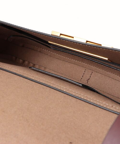 ALLSAINTS(オールセインツ)の「ETTA LEATHER SATCHEL CROSSBODY BAG | ETTA レザー サッチェル クロスボディ バッグ(ショルダーバッグ・レディース・レッド系・ONE SIZE)」の4枚目の写真