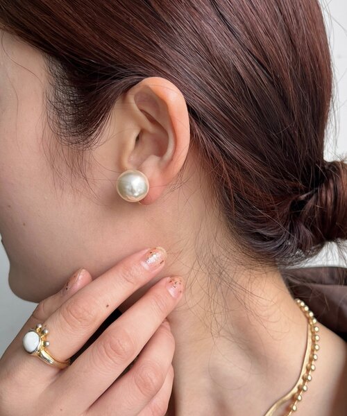 DouDou（ドゥドゥ）の「【インフルエンサーOKOCHI企画】14ｍｍパールイヤリング（ピアス（両耳用）・レディース・ゴールド・FREE）」の2枚目の写真