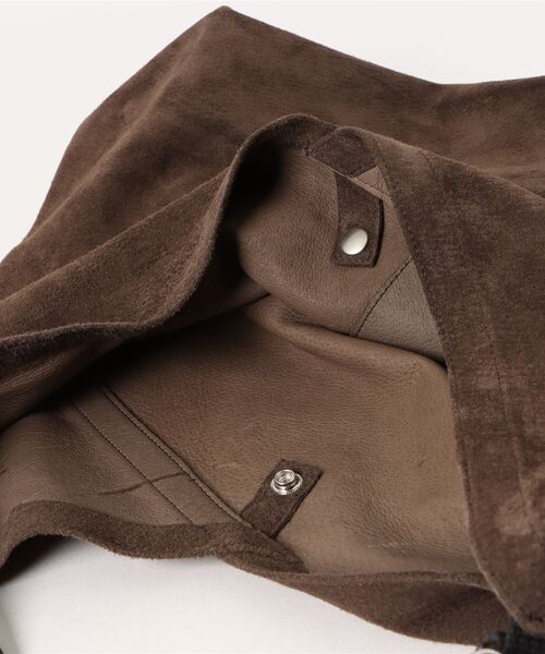 hobo（ホーボー）の「【hobo / ホーボー】 AZUMA SHOULDER BAG M PIG SUEDE（ショルダーバッグ・メンズ・グリーン/ダークブラウン/チャコール/オレンジ・FREE）」の7枚目の写真
