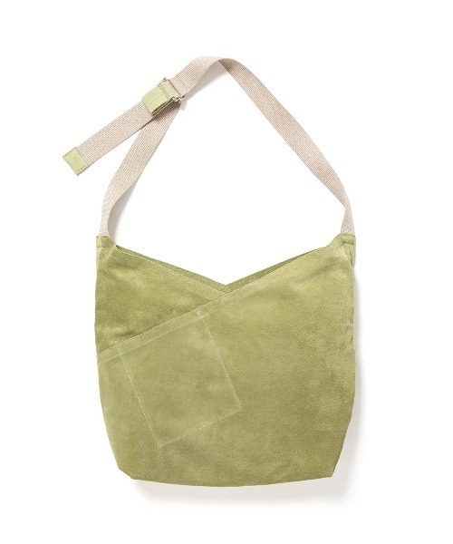 hobo（ホーボー）の「【hobo / ホーボー】 AZUMA SHOULDER BAG M PIG SUEDE（ショルダーバッグ・メンズ・グリーン/ダークブラウン/チャコール/オレンジ・FREE）」の4枚目の写真