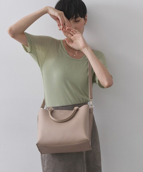 OPAQUE.CLIP（オペークドットクリップ）の「【2WAY/人間工学】ソフトシュリンク合皮ミドルサイズトートバッグ（トートバッグ・レディース・ベージュ/アイボリー/ブラック・00）」の3枚目の写真