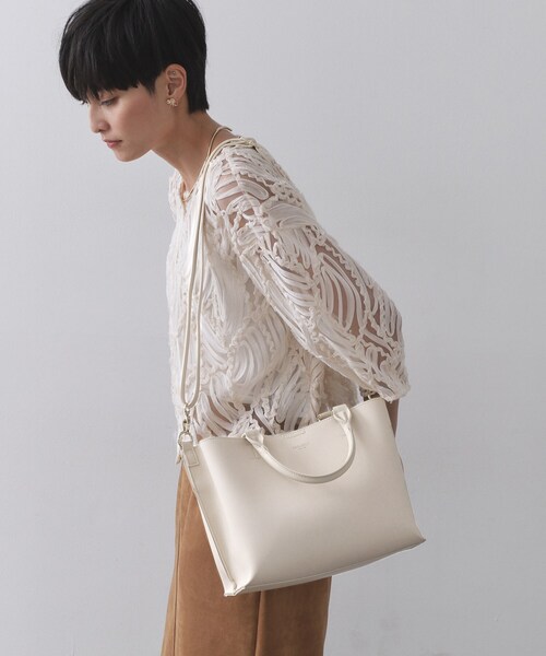 OPAQUE.CLIP（オペークドットクリップ）の「【2WAY/人間工学】ソフトシュリンク合皮ミドルサイズトートバッグ（トートバッグ・レディース・ベージュ/アイボリー/ブラック・00）」の2枚目の写真