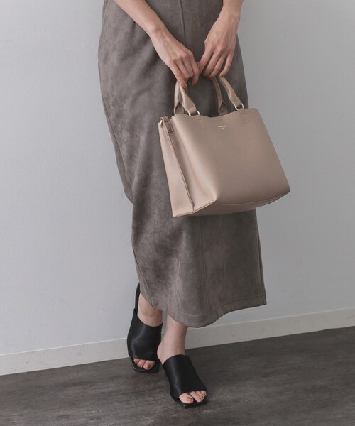 OPAQUE.CLIP（オペークドットクリップ）の「【2WAY/人間工学】ソフトシュリンク合皮ミドルサイズトートバッグ（トートバッグ・レディース・ベージュ/アイボリー/ブラック・00）」の8枚目の写真