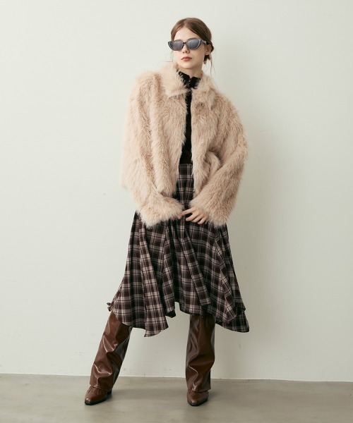 Clum(クルム)の「クロップド丈フェイクファージャケット(その他アウター・レディース・グレイッシュベージュ/ブラック/チャコールグレー・FREE)」の4枚目の写真