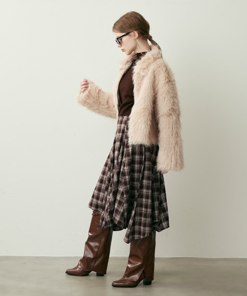 Clum(クルム)の「クロップド丈フェイクファージャケット(その他アウター・レディース・グレイッシュベージュ/ブラック/チャコールグレー・FREE)」の8枚目の写真