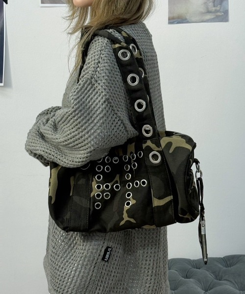 FANCY CLUB（ファンシークラブ）の「【FANCY CLUB】FFFF EYELET DUFFLE BAG / 【ファンシークラブ】ＦＦＦＦアイレットダッフルバッグ（ショルダーバッグ・レディース・ブラック/グリーン系カモフラージュ・ONE SIZE）」の2枚目の写真