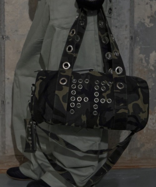 FANCY CLUB（ファンシークラブ）の「【FANCY CLUB】FFFF EYELET DUFFLE BAG / 【ファンシークラブ】ＦＦＦＦアイレットダッフルバッグ（ショルダーバッグ・レディース・ブラック/グリーン系カモフラージュ・ONE SIZE）」の22枚目の写真