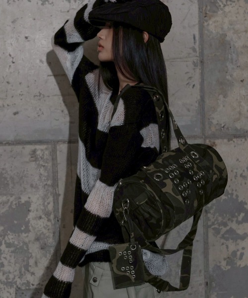 FANCY CLUB（ファンシークラブ）の「【FANCY CLUB】FFFF EYELET DUFFLE BAG / 【ファンシークラブ】ＦＦＦＦアイレットダッフルバッグ（ショルダーバッグ・レディース・ブラック/グリーン系カモフラージュ・ONE SIZE）」の7枚目の写真